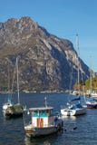 LECCO, ITALY/EUROPE - 29. OKTOBER: Ansicht von Booten auf See Como an lizenzfreie stockfotos LECCO, ITALY/EUROPE - 29. OKTOBER: Ansicht von Booten auf See Como an lizenzfreie stockfotos