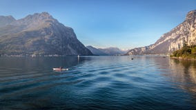 LECCO, ITALY/EUROPE - 29. OKTOBER: Kayak fahren auf See Como bei Lecc stockbilder LECCO, ITALY/EUROPE - 29. OKTOBER: Kayak fahren auf See Como bei Lecc stockbilder