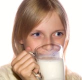 Leche de consumo de la muchacha fotografía de archivo Leche de consumo de la muchacha fotografía de archivo