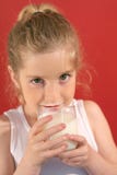 Leche de consumo de la muchacha con la leche m imagen de archivo libre de regalías Leche de consumo de la muchacha con la leche m imagen de archivo libre de regalías