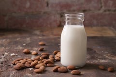 Leche de la almendra en un tarro de cristal con las almendras foto de archivo libre de regalías Leche de la almendra en un tarro de cristal con las almendras foto de archivo libre de regalías