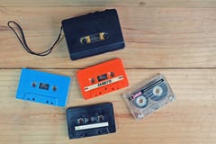 Lecteur coloré et portatif de rétro enregistreur à cassettes de bande magnétique photographie stock Lecteur coloré et portatif de rétro enregistreur à cassettes de bande magnétique photographie stock