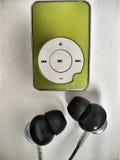 Lecteur mp3 vert avec un ?couteur et un cric audio images libres de droits Lecteur mp3 vert avec un ?couteur et un cric audio images libres de droits