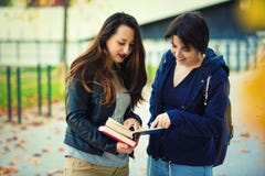 Lectura de los estudiantes fotografía de archivo libre de regalías Lectura de los estudiantes fotografía de archivo libre de regalías