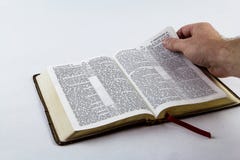 Lectura de una biblia en el fondo blanco Foto de archivo libre de regalías Lectura de una biblia en el fondo blanco Foto de archivo libre de regalías