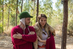 Leden van de jaarlijkse wederopbouw van het leven van de Vikingen - het stellen van ` Viking Village ` voor fotografen in het bos Stock Foto's Leden van de jaarlijkse wederopbouw van het leven van de Vikingen - het stellen van ` Viking Village ` voor fotografen in het bos Stock Foto's
