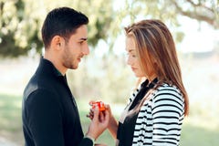 Ledsen besviken flickvän som mottar den lilla valentingåvan från pojkvän arkivfoto Ledsen besviken flickvän som mottar den lilla valentingåvan från pojkvän arkivfoto