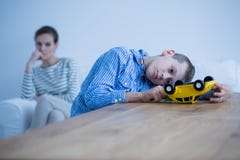 Ledsen pojke som är sjuk av autism royaltyfri fotografi Ledsen pojke som är sjuk av autism royaltyfri fotografi