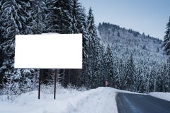 Leeg aanplakbord voor de reclame van affiche op de achtergrond van sneeuwbomen Wintertijd op een bergachtig gebied Stock Foto's Leeg aanplakbord voor de reclame van affiche op de achtergrond van sneeuwbomen Wintertijd op een bergachtig gebied Stock Foto's