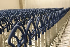 Leeg blauw boodschappenwagentje bij supermarktingang, de supermarkt van de karretjesauto royalty-vrije stock afbeelding Leeg blauw boodschappenwagentje bij supermarktingang, de supermarkt van de karretjesauto royalty-vrije stock afbeelding