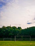 Leeg footbal gebied in zomer royalty-vrije stock afbeelding Leeg footbal gebied in zomer royalty-vrije stock afbeelding