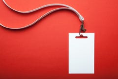 Leeg naamplaatje, met wit sleutelkoord op rood Het naamplaatje is leeg voor uw tekst Spot omhoog stock afbeeldingen Leeg naamplaatje, met wit sleutelkoord op rood Het naamplaatje is leeg voor uw tekst Spot omhoog stock afbeeldingen
