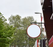 Leeg uithangbord voor bericht en bedrijfembleem Modeluithangbord royalty-vrije stock foto Leeg uithangbord voor bericht en bedrijfembleem Modeluithangbord royalty-vrije stock foto