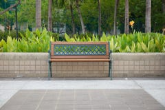 Leere Bank lokalisiert in einem allgemeinen Park mit Garten stockfoto Leere Bank lokalisiert in einem allgemeinen Park mit Garten stockfoto