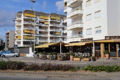 Leere Kaffee- und Restaurantterrasse mit Tabellen und Stühlen stockbilder Leere Kaffee- und Restaurantterrasse mit Tabellen und Stühlen stockbilder