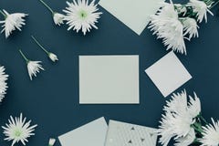 Leere Karte der flachen Lage auf blauem Pastellhintergrund Hochzeitseinladungskarten oder -Liebesbrief mit weißen Blumen stockfotografie Leere Karte der flachen Lage auf blauem Pastellhintergrund Hochzeitseinladungskarten oder -Liebesbrief mit weißen Blumen stockfotografie