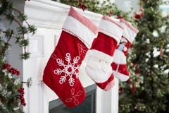 Leere Strümpfe Hung On Fireplace On Christmas Eve stockfoto Leere Strümpfe Hung On Fireplace On Christmas Eve stockfoto