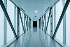 Leerer langer Korridor im modernen Gebäude lizenzfreie stockfotos Leerer langer Korridor im modernen Gebäude lizenzfreie stockfotos