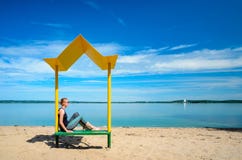 Leerer Strand mit einer Bank mit einer Überdachung auf der Küste Lizenzfreie Stockfotos Leerer Strand mit einer Bank mit einer Überdachung auf der Küste Lizenzfreie Stockfotos