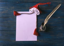 Leerer Weihnachtsbrief mit einem Kobold, einem Stift und einem Tintenfaß stockfotos Leerer Weihnachtsbrief mit einem Kobold, einem Stift und einem Tintenfaß stockfotos