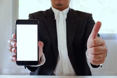 Leerer weißer Schirm Geschäftsmannholding Smartphone vorwärts für Ihren Text oder Bild stockfotos Leerer weißer Schirm Geschäftsmannholding Smartphone vorwärts für Ihren Text oder Bild stockfotos