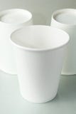 Leerer weißer Tasse Kaffee, Tee oder Saft auf lokalisiertem grauem Hintergrund, Modell stockbilder Leerer weißer Tasse Kaffee, Tee oder Saft auf lokalisiertem grauem Hintergrund, Modell stockbilder