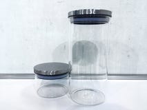 Leeres Glas für die Würze lokalisiert auf weißem Hintergrund mit Ausschnittsklaps lizenzfreie stockfotos Leeres Glas für die Würze lokalisiert auf weißem Hintergrund mit Ausschnittsklaps lizenzfreie stockfotos