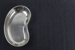 Leeres Metallmedizinische Platte Zahnmedizinische Klinik zahnheilkunde lizenzfreie stockbilder Leeres Metallmedizinische Platte Zahnmedizinische Klinik zahnheilkunde lizenzfreie stockbilder