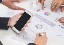 Leeres leeres Mobile in der Geschäftsmannhand während der Teambesprechung Stockfoto Leeres leeres Mobile in der Geschäftsmannhand während der Teambesprechung Stockfoto