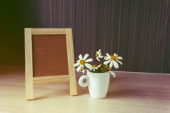 Leeres oder leeres Brett oder Zeichen mit reizender Blume, kleines weißes flo Lizenzfreie Stockbilder Leeres oder leeres Brett oder Zeichen mit reizender Blume, kleines weißes flo Lizenzfreie Stockbilder