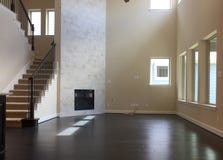 Leeres Wohnzimmer des neuen Hauses stockbild Leeres Wohnzimmer des neuen Hauses stockbild