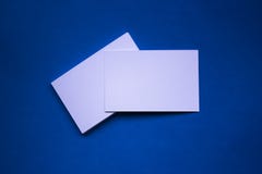 Lege bezoekkaarten op de blauwe oppervlakte royalty-vrije stock fotografie Lege bezoekkaarten op de blauwe oppervlakte royalty-vrije stock fotografie