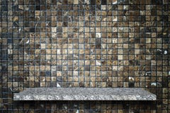 Lege bovenkant van natuursteenplanken en de achtergrond van de steenmuur stock fotografie Lege bovenkant van natuursteenplanken en de achtergrond van de steenmuur stock fotografie