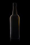Lege fles van donker die glas op een zwarte achtergrond met bezinning wordt geïsoleerd royalty-vrije stock foto Lege fles van donker die glas op een zwarte achtergrond met bezinning wordt geïsoleerd royalty-vrije stock foto