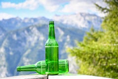 Lege groene flessen bier op een houten omheining royalty-vrije stock afbeeldingen Lege groene flessen bier op een houten omheining royalty-vrije stock afbeeldingen