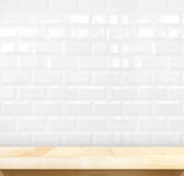 Lege lichte houten lijst en witte keramische tegelbakstenen muur in rug royalty-vrije stock foto Lege lichte houten lijst en witte keramische tegelbakstenen muur in rug royalty-vrije stock foto