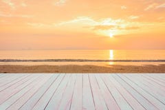 Lege ruimte van houten lijst en mening van zonsondergang of zonsopgang stock afbeelding Lege ruimte van houten lijst en mening van zonsondergang of zonsopgang stock afbeelding