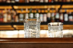 Lege schone glazen op teller in moderne bar stock afbeelding Lege schone glazen op teller in moderne bar stock afbeelding