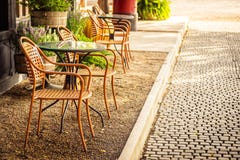 Lege stoel en lijst rond de openluchtkoffie en restau van de koffiewinkel Royalty-vrije Stock Afbeeldingen Lege stoel en lijst rond de openluchtkoffie en restau van de koffiewinkel Royalty-vrije Stock Afbeeldingen