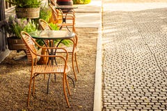 Lege stoel en lijst rond de openluchtkoffie en restau van de koffiewinkel Stock Afbeelding Lege stoel en lijst rond de openluchtkoffie en restau van de koffiewinkel Stock Afbeelding