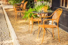 Lege stoel en lijst rond de openluchtkoffie en restau van de koffiewinkel Stock Foto's Lege stoel en lijst rond de openluchtkoffie en restau van de koffiewinkel Stock Foto's