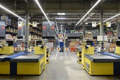 Lege supermarktopslag in dag stock afbeelding Lege supermarktopslag in dag stock afbeelding