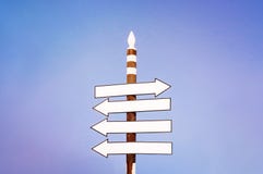 Lege verkeersteken over volkomen duidelijke blauwe hemelachtergrond die aan de juiste richting richten De Instagramstijl filtred stock afbeeldingen Lege verkeersteken over volkomen duidelijke blauwe hemelachtergrond die aan de juiste richting richten De Instagramstijl filtred stock afbeeldingen