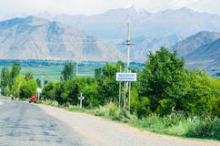 Lege weg dichtbij meer issyk-Kul stock foto's Lege weg dichtbij meer issyk-Kul stock foto's