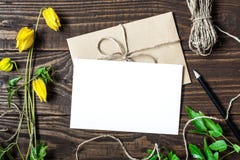 Lege witte groetkaart en envelop met gele wildflowers stock afbeeldingen Lege witte groetkaart en envelop met gele wildflowers stock afbeeldingen