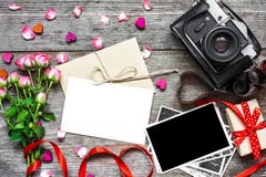 Lege witte groetkaart met retro camera, lege foto, giftdoos en roze rozen royalty-vrije stock afbeeldingen Lege witte groetkaart met retro camera, lege foto, giftdoos en roze rozen royalty-vrije stock afbeeldingen