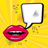 Lege witte toespraakbel voor uw tekst met rode lippen op gele achtergrond Grappige geluidseffecten in pop-artstijl Vector stock illustratie Lege witte toespraakbel voor uw tekst met rode lippen op gele achtergrond Grappige geluidseffecten in pop-artstijl Vector stock illustratie