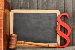 Legge e concetto di legge con la lavagna ed il paragrafo immagine stock libera da diritti Legge e concetto di legge con la lavagna ed il paragrafo immagine stock libera da diritti