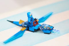 Lego, ninjago sur l'aerocraft de dragon de vol images libres de droits Lego, ninjago sur l'aerocraft de dragon de vol images libres de droits