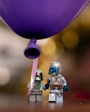 lego star wars minifigures bounty hunter jango and boba fett father and son wlaking with baloon